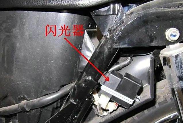 踩刹车转向灯亮是什么问题-有驾 踩刹车转向灯亮是什么问题-有驾