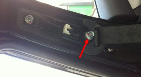 安全带不收回的原因-有驾