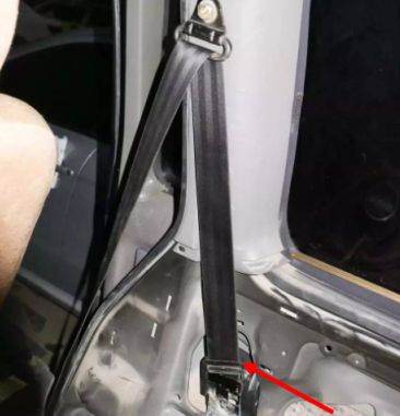 安全带不收回的原因-有驾