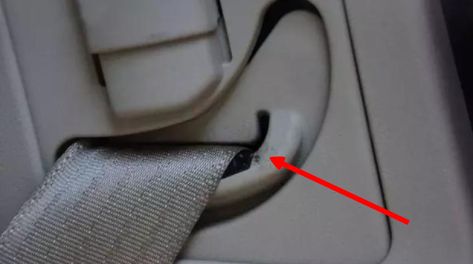 安全带不收回的原因-有驾