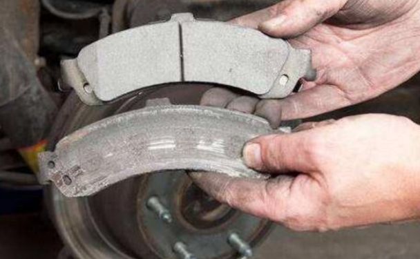 驾驶汽车下坡的时候行车制动器失效是很危险的事情,尽量在平时出发前