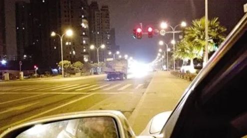 为什么凌晨闯红灯没事-有驾 为什么凌晨闯红灯没事-有驾