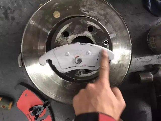 猛踩刹车时有咯噔响声怎么回事?-有驾 猛踩刹车时有咯噔响声怎么回事?-有驾