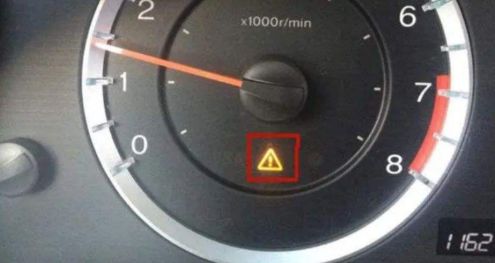 车子叹号指示灯亮什么意思-有驾
