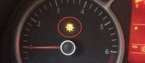 车子叹号指示灯亮什么意思-有驾