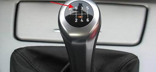 科三考试打火需要踩离合和刹车吗-有驾