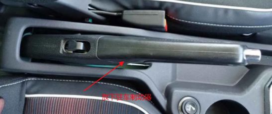 科三考试打火需要踩离合和刹车吗-有驾