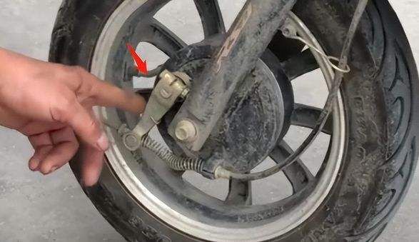 骑电动车龙头不稳左右摇摆是什么原因-有驾