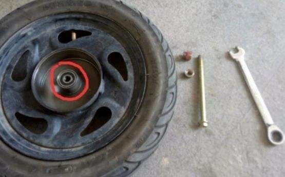 骑电动车龙头不稳左右摇摆是什么原因-有驾