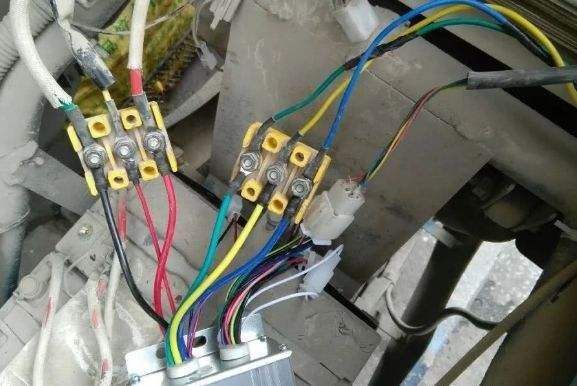 骑电动车龙头不稳左右摇摆是什么原因-有驾