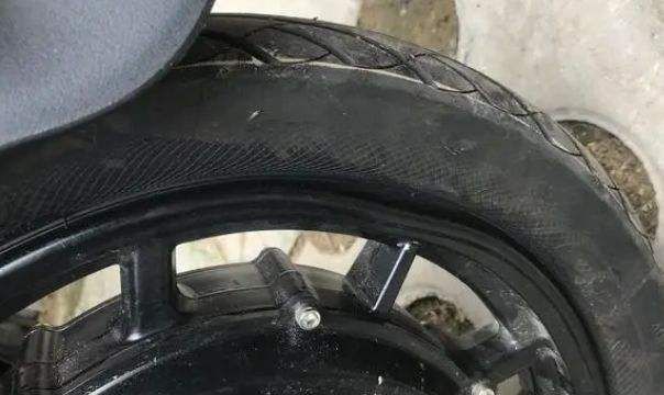 骑电动车龙头不稳左右摇摆是什么原因-有驾