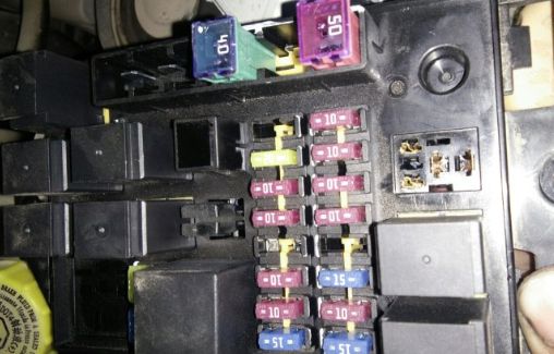 五菱宏光保险盒在哪里-有驾