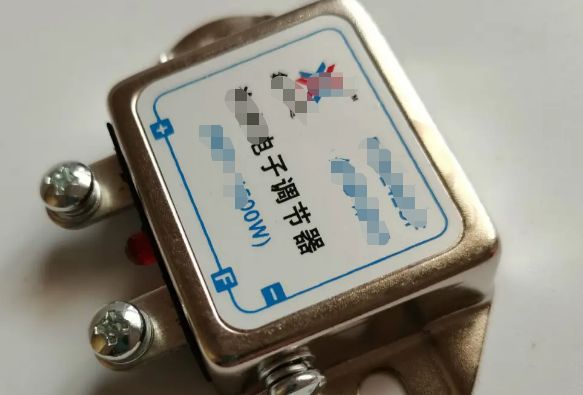 汽车仪表显示红色电瓶是为什么?-有驾 汽车仪表显示红色电瓶是为什么?-有驾