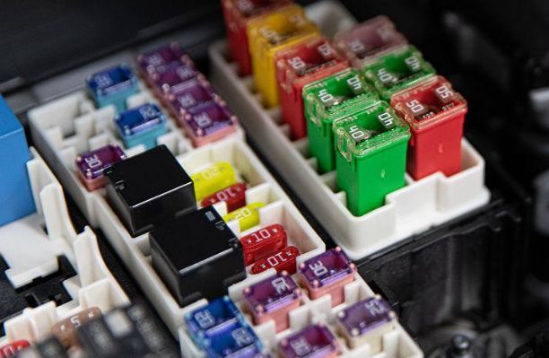 汽车仪表显示红色电瓶是为什么?-有驾 汽车仪表显示红色电瓶是为什么?-有驾