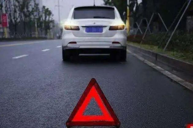 机动车在高速公路隧道内发生故障无法移动，驾驶人以下做法正确的是什么？-有驾