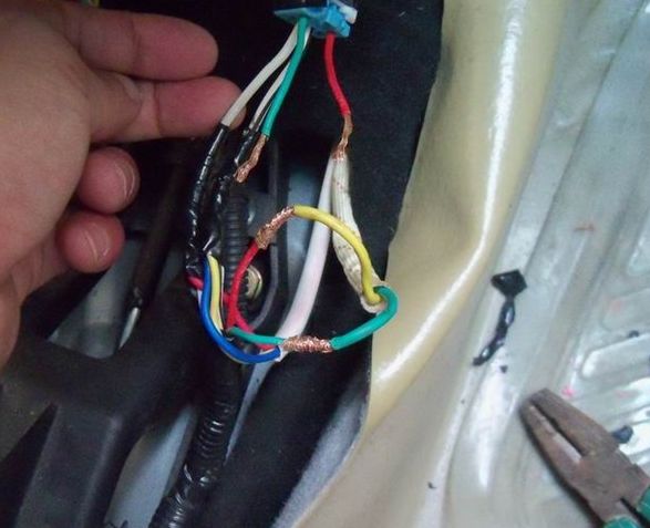 汽车锁车后为什么不自动升窗了-有驾