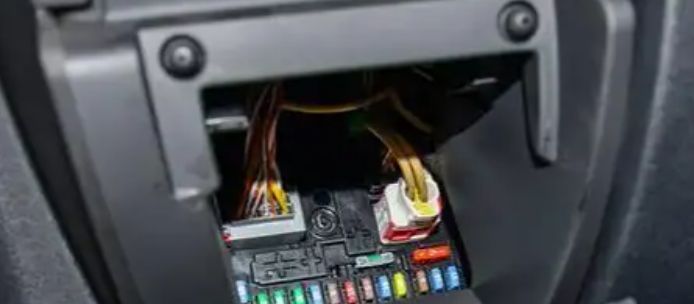 新款现代ix35点烟器保险丝在哪里-有驾