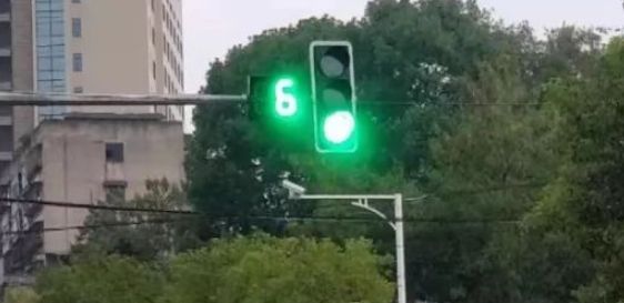 直行上下一红一绿怎么走-有驾 直行上下一红一绿怎么走-有驾
