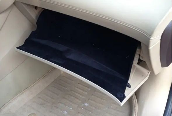 别克老君越的空调滤芯在什么位置-有驾