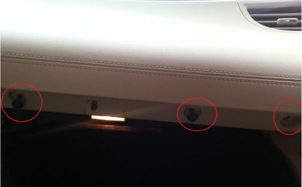 别克老君越的空调滤芯在什么位置-有驾