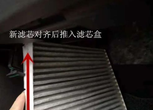 别克老君越的空调滤芯在什么位置-有驾