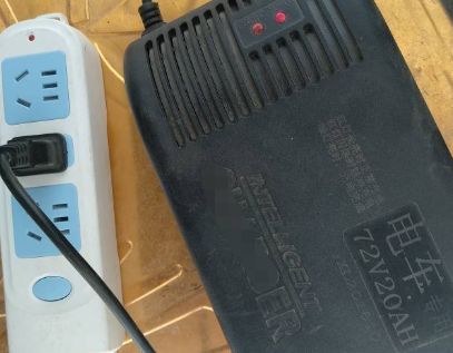 充电器灯一闪一闪怎么回事-有驾 充电器灯一闪一闪怎么回事-有驾