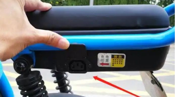 绿佳电动车充电口在哪个位置-有驾 绿佳电动车充电口在哪个位置-有驾