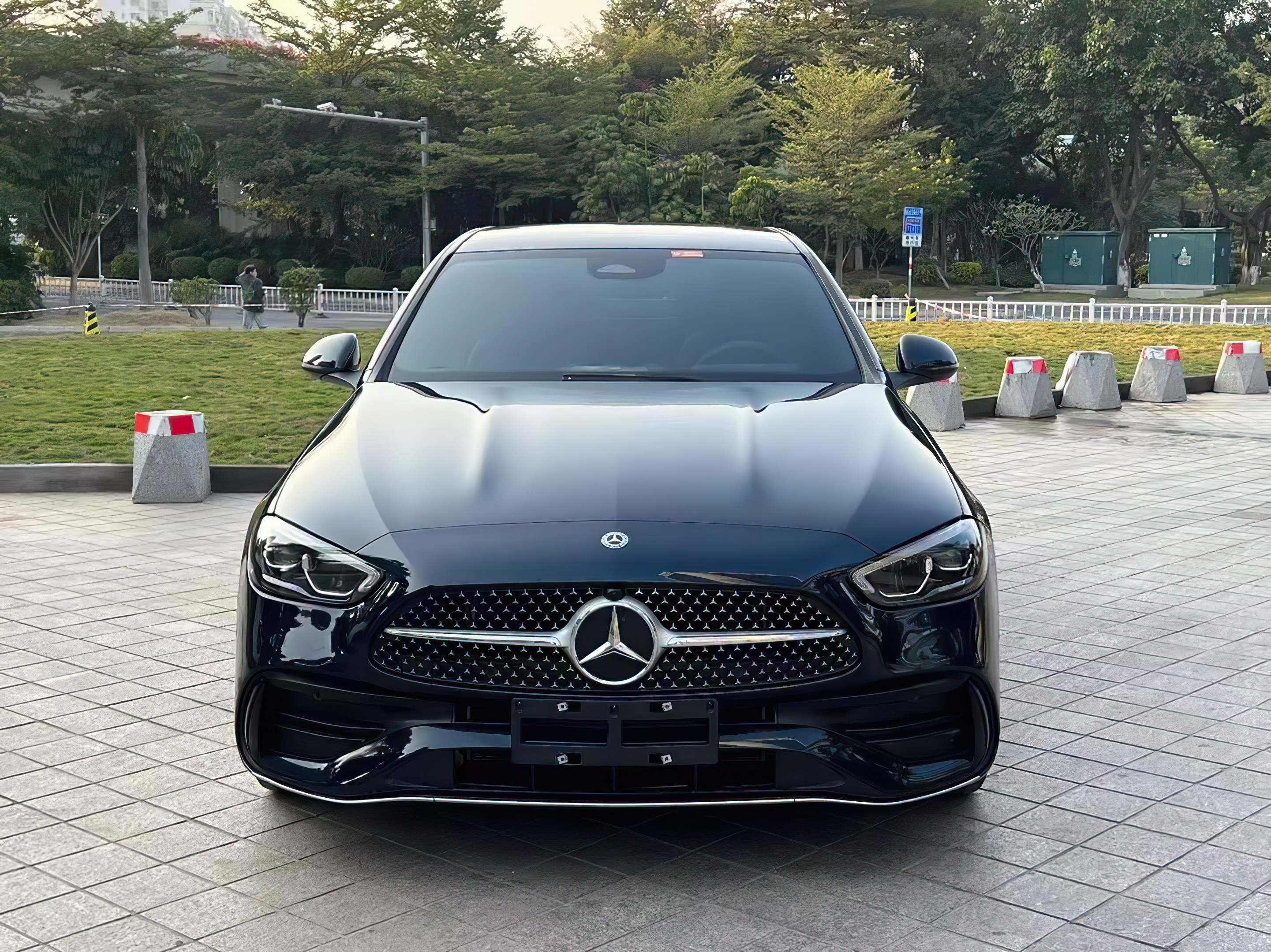 奔驰c级:豪华轿车,舒适安全,动力强劲,值得购买