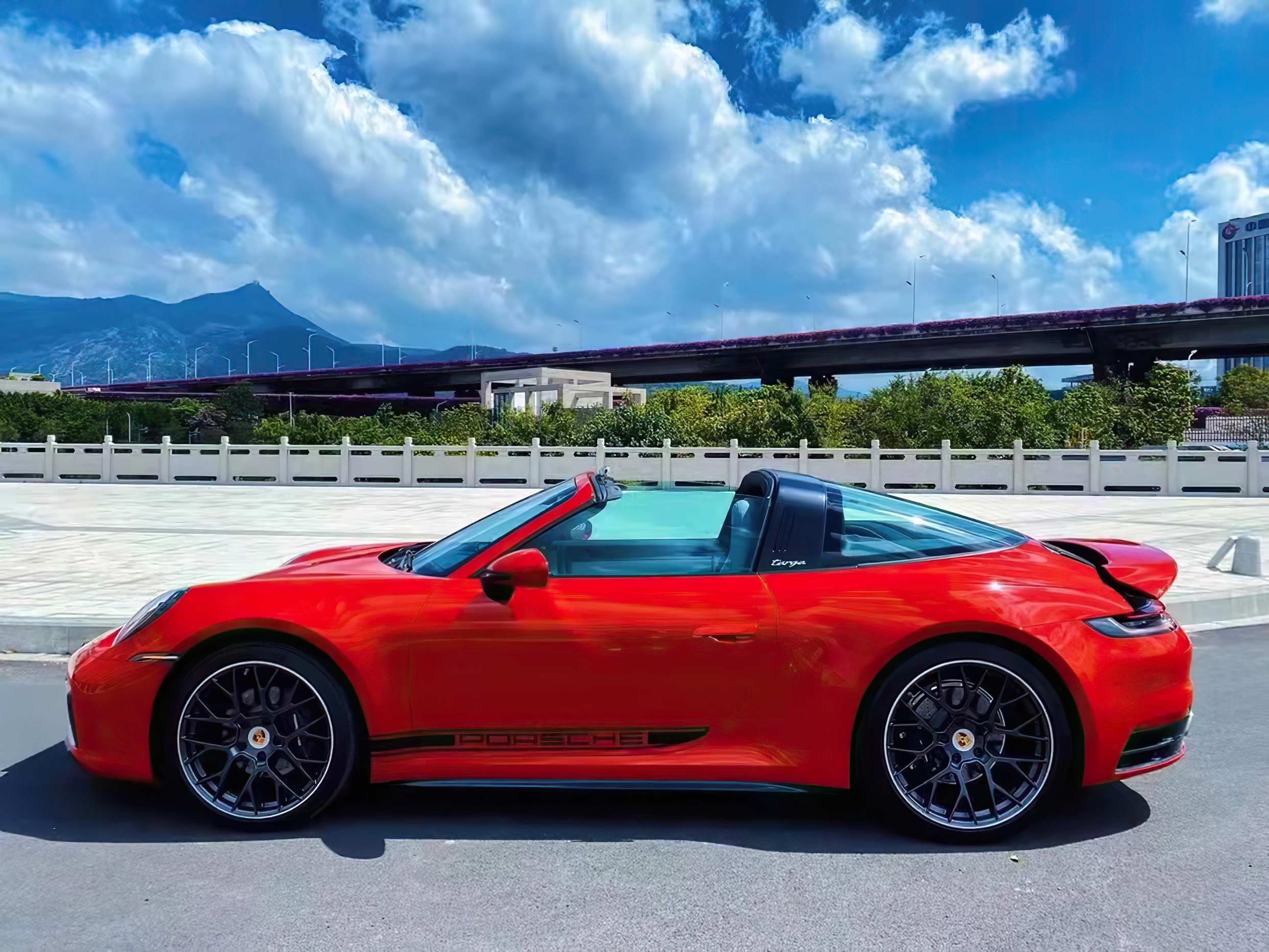 谁能拒绝红色保时捷911的诱惑.