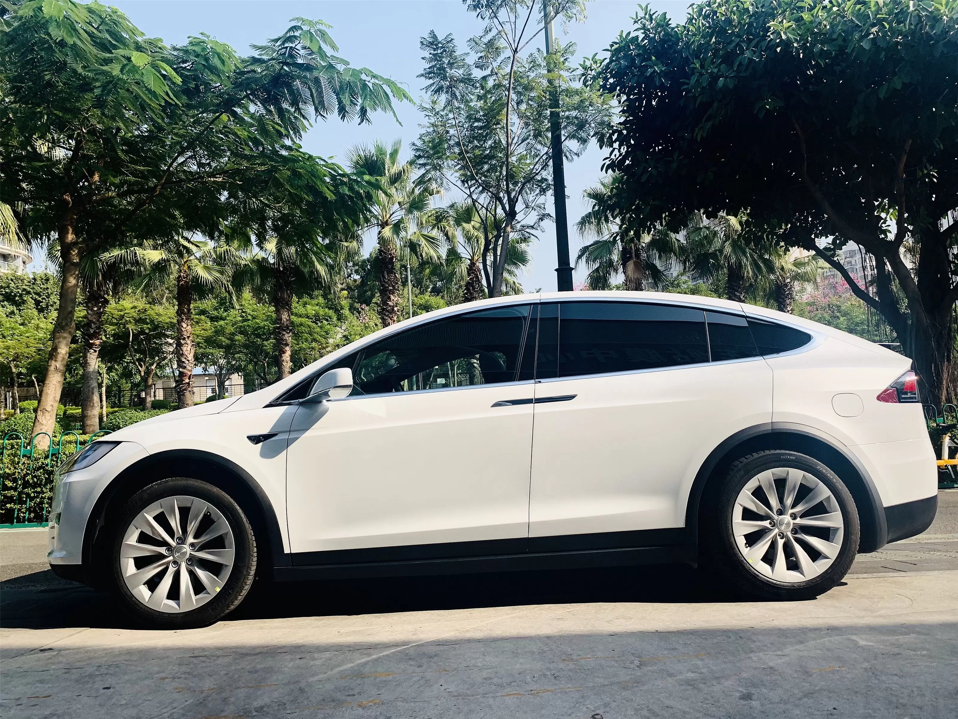 特斯拉model x:鹰翼门科技感十足.