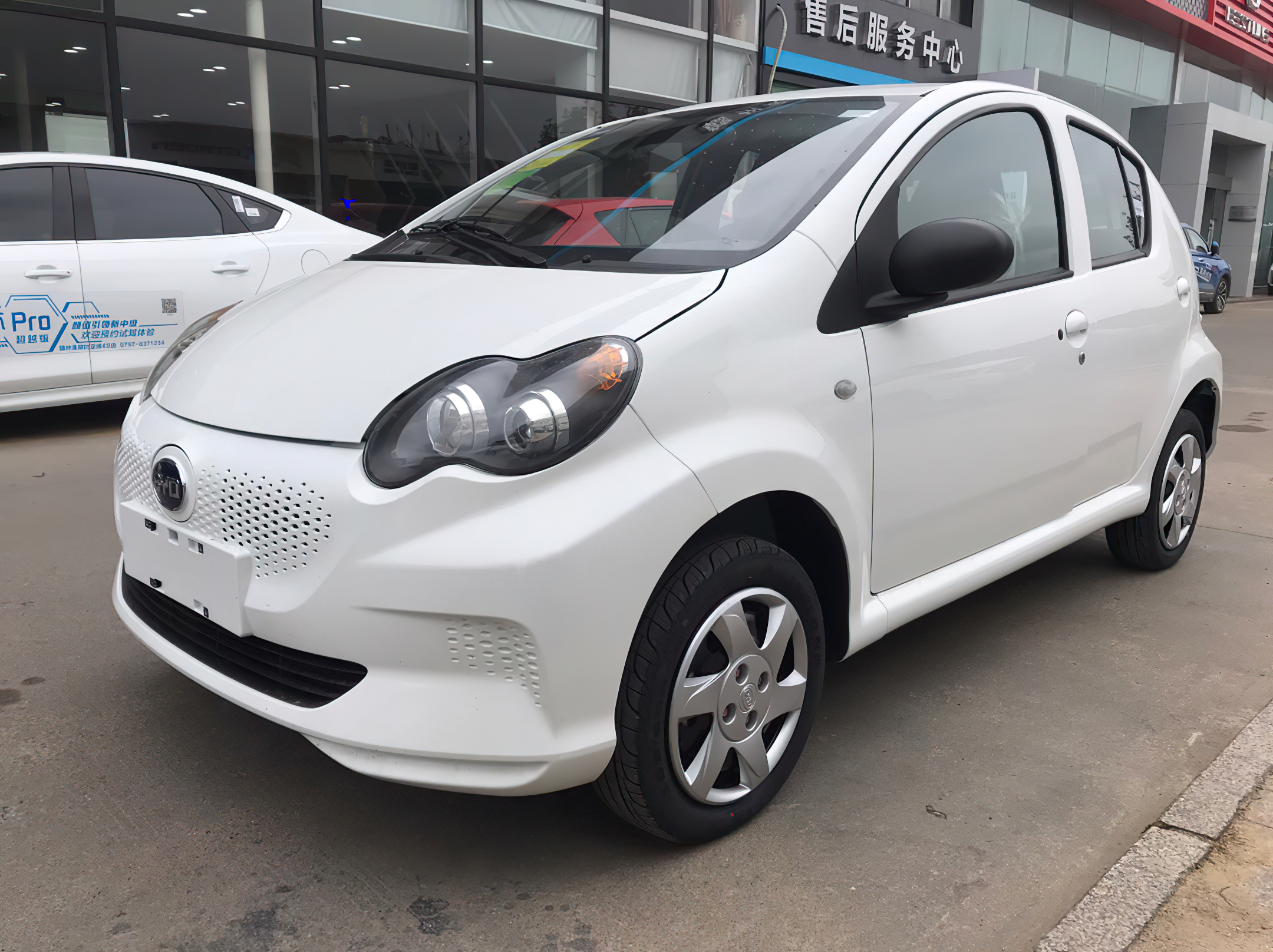 前几年驾照刚考下来的时候,我就去二手车市场买了一台比亚迪f0轿车,这